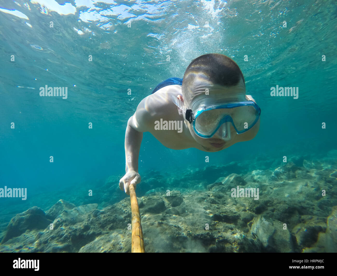 Mann unter Wasser dicht Schnorcheln Stockfoto