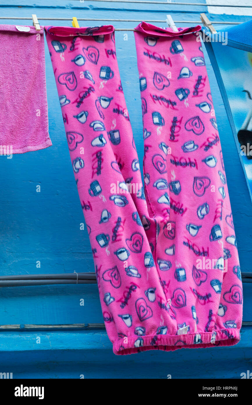 Rosa Schlafanzug Böden und rosa Flanell waschen legte auf trocknen, kontrastieren mit blauem Hintergrund in Burano, Venedig, Italien im Januar Stockfoto