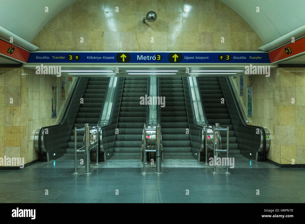 Rolltreppen für einen Linientransfer im Budapester U-Bahn-System bei Deak ter Stockfoto