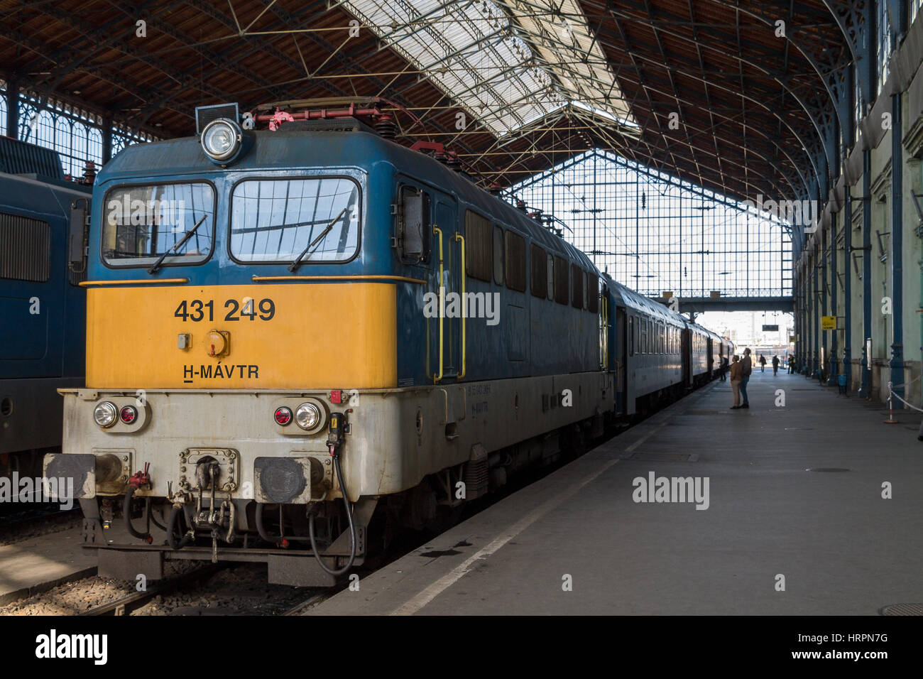 Ein Personenzug im Bahnhof Nyugati in Budapest, Ungarn mit einer MAV V43 Lokomotive Stockfoto