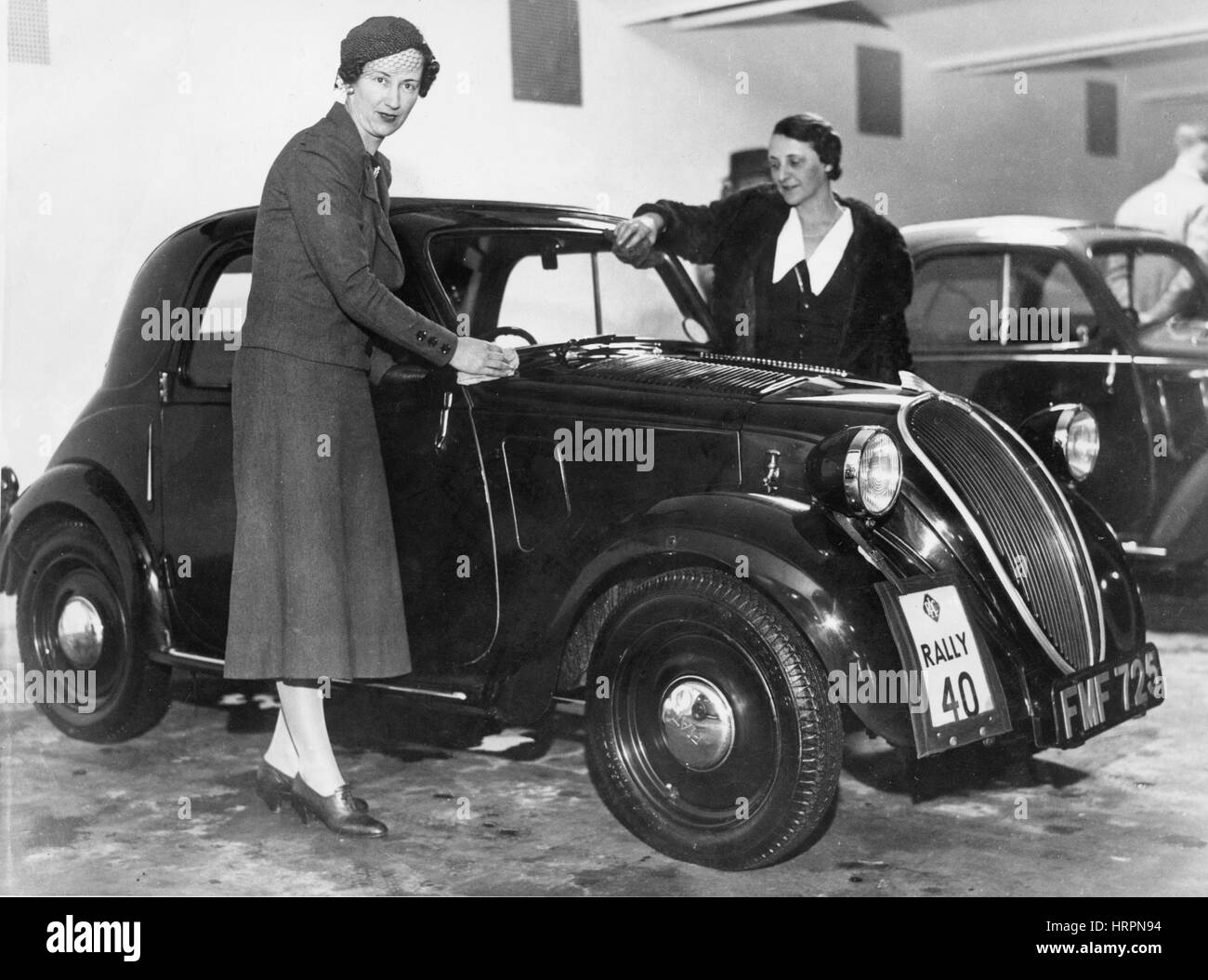 1937-Fiat 500, RAC Rallye & Karosserie Wettbewerb. Miss Joan Richmond und Frau Gordon Simpson bereinigen Ther Fiat für die Beurteilung. Stockfoto