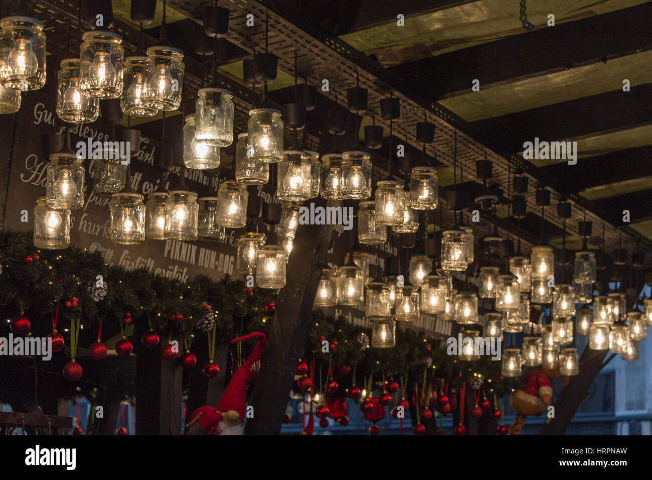 Dekorative Glühbirnen in Gläsern an der Budapester Weihnachtsmarkt  Stockfotografie - Alamy