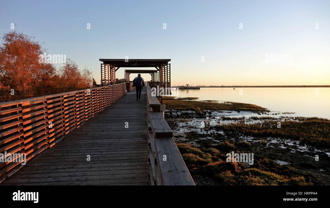 Fußgänger-Promenade neben Rio Tinto Stockfoto