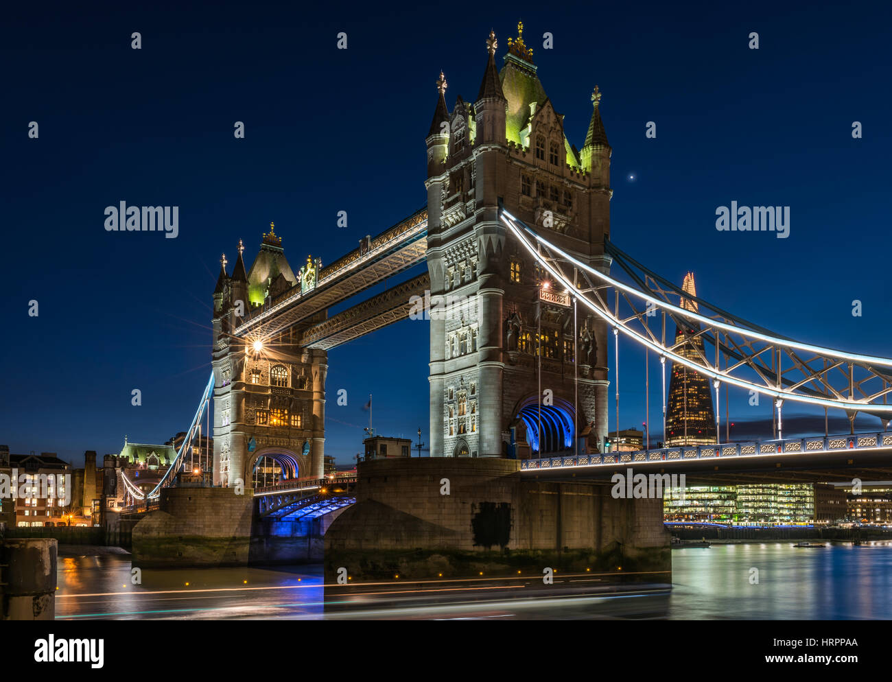 Die Leuchten, in der Dämmerung auf Tower Bridge in einer ruhigen aber kalten Nacht in der Capital City of London. Stockfoto