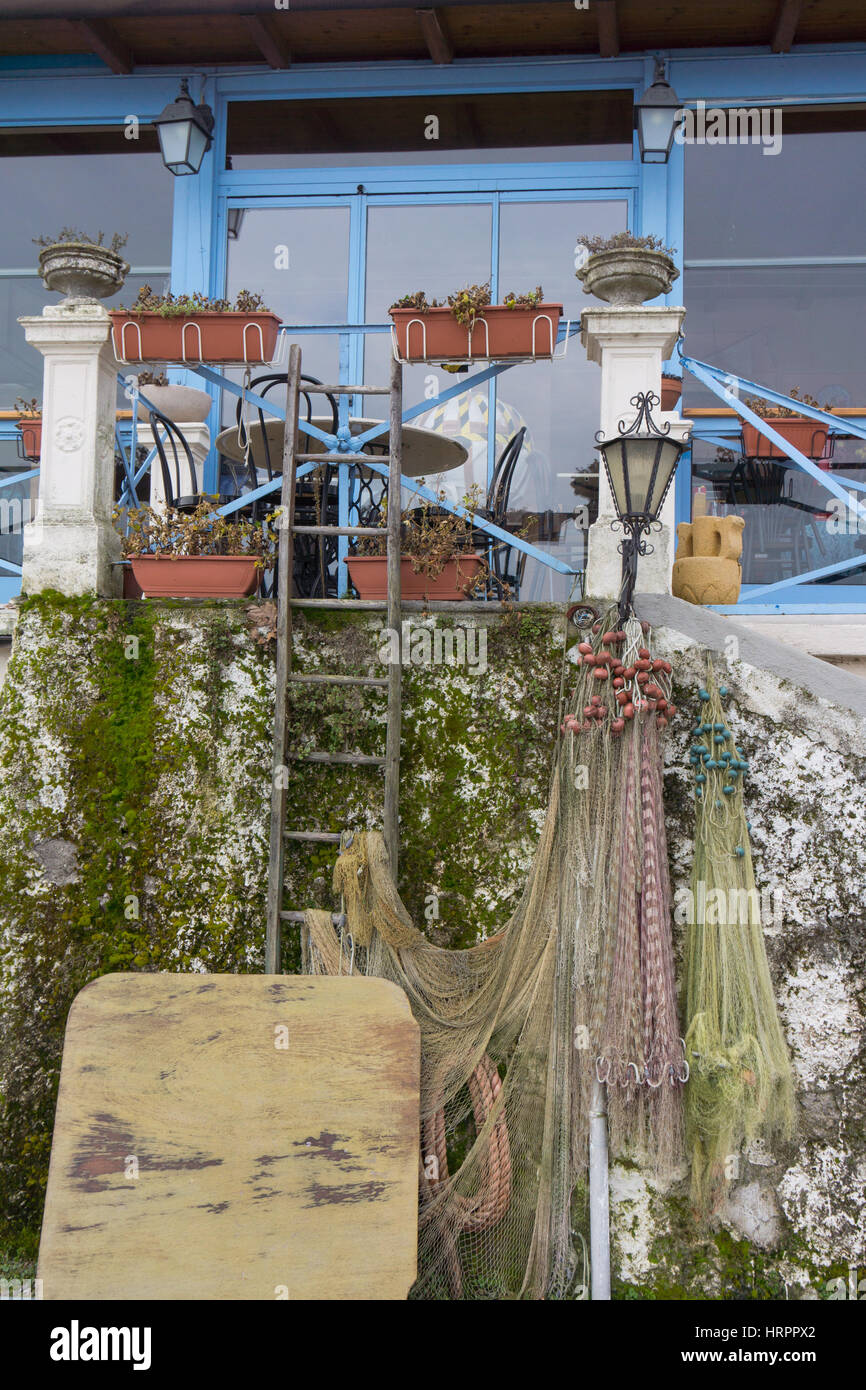 Fischernetze hngen von der Wand unter einem Haus Isola dei Pescatori,  Fischer Insel oder Isola Superiore, am Lago Maggiore, Italien  Stockfotografie - Alamy