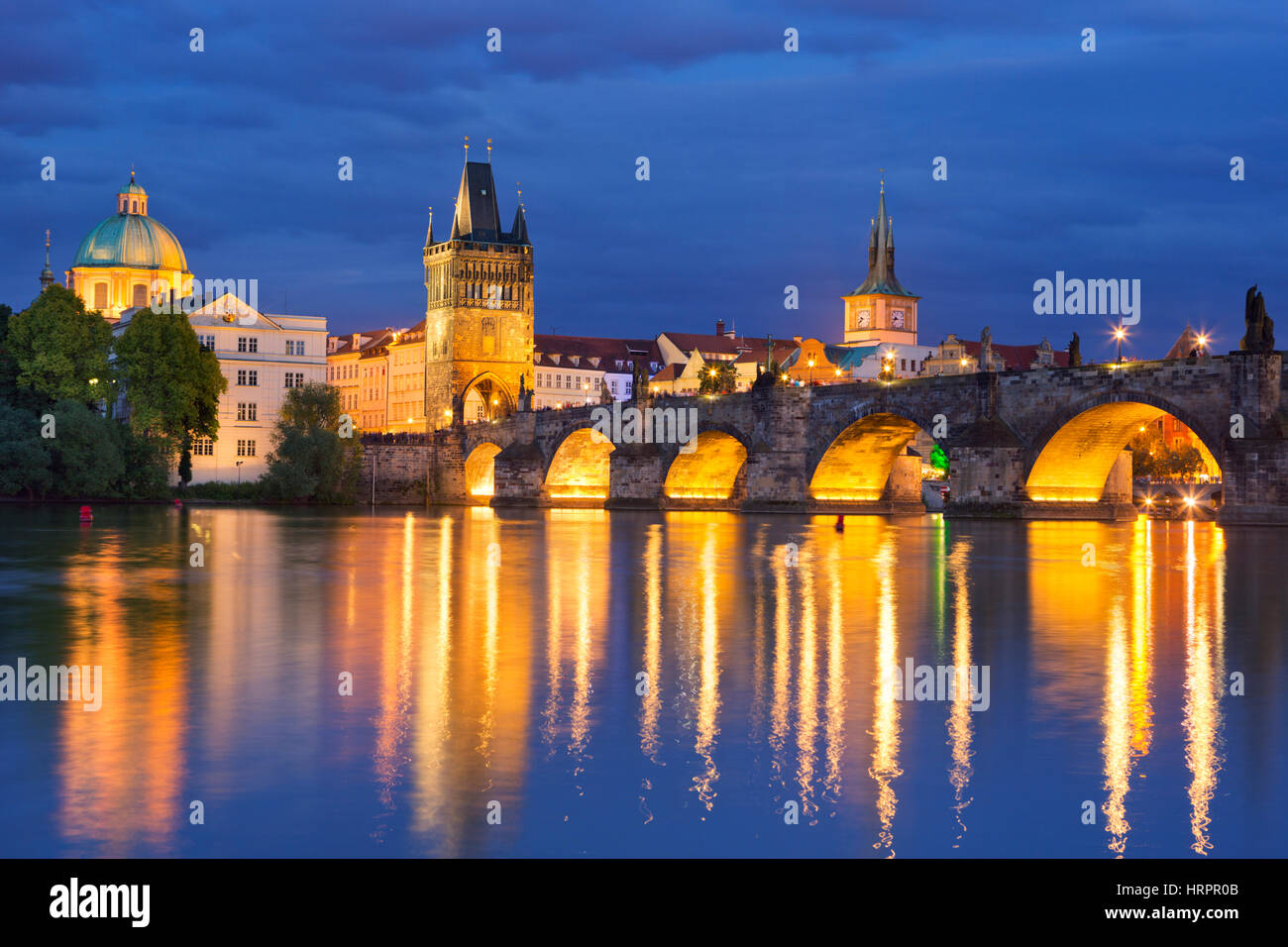 Die Karlsbrücke über die Moldau in Prag, Tschechische Republik, in der Nacht fotografiert. Stockfoto