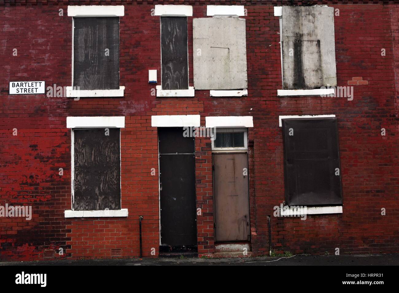 Mit Brettern vernagelt Häuser in Beswick, East Manchester, England, UK Stockfoto