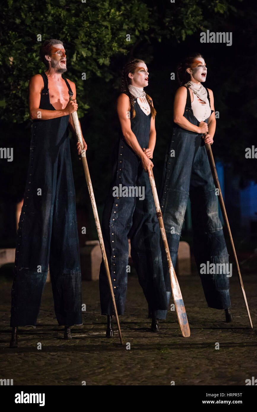 Berufungen, Straßentheater-Performance durch die Reisetasche Brigade durchgeführt am Festival Lent, Maribor, Slowenien, Europa, 29. Juni 2016 Stockfoto