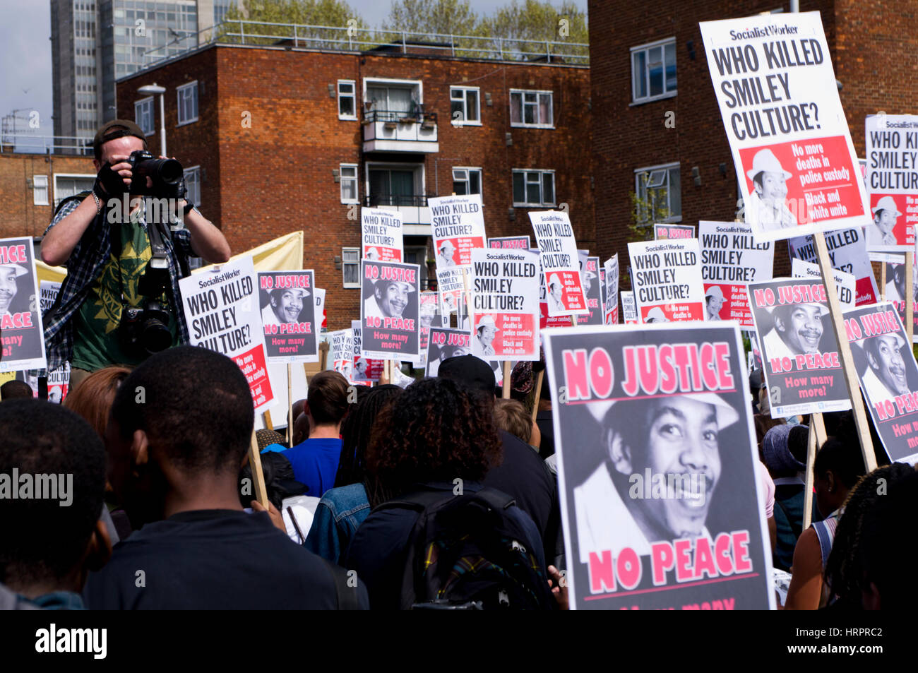 Menschen marschieren in London im Jahr 2011, nach dem Tod von DJ Smiley Kultur unter Polizei verhaftet Stockfoto