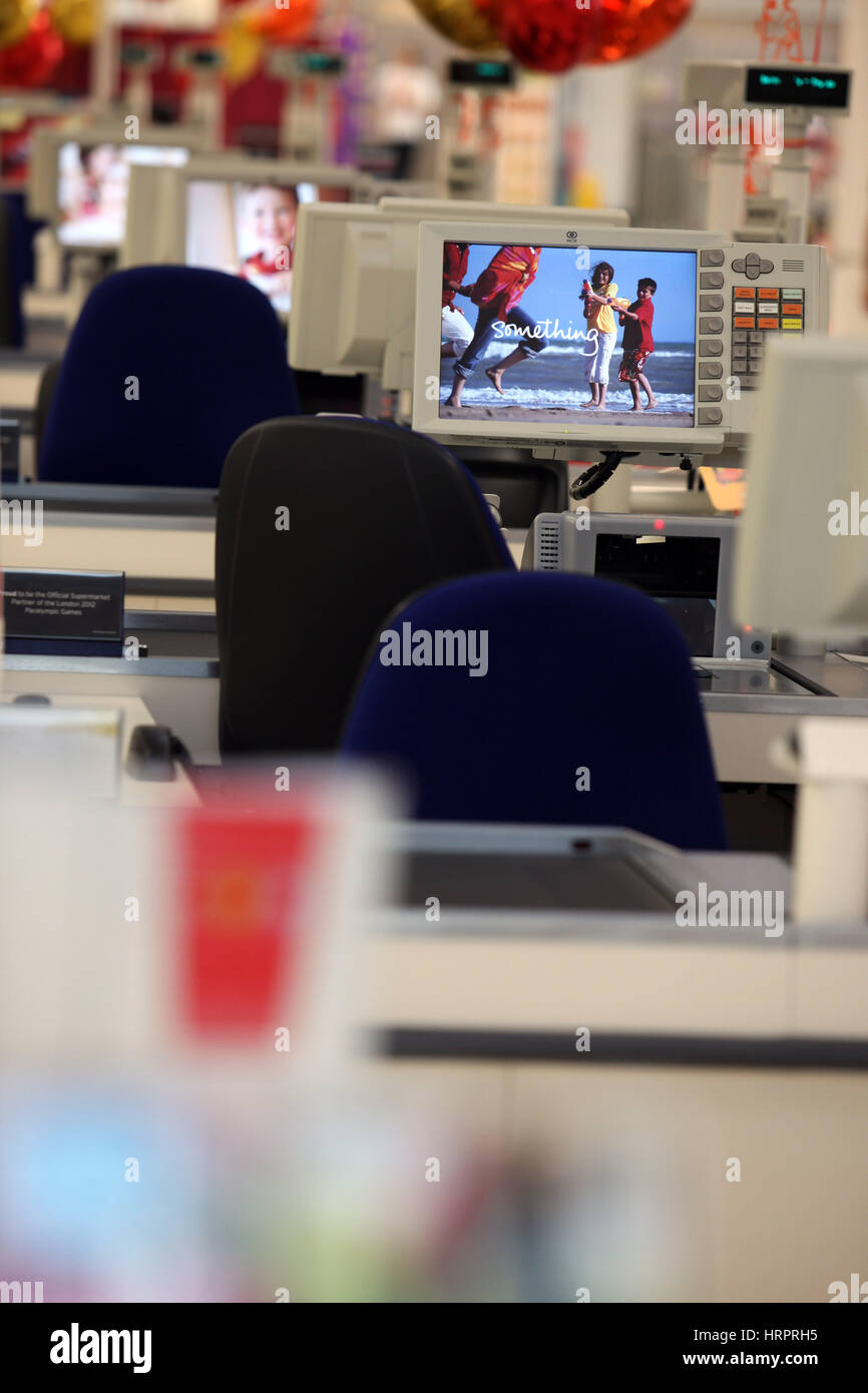 Sainsburys Supermarkt in Colne, Großbritannien. Kassen Stockfoto