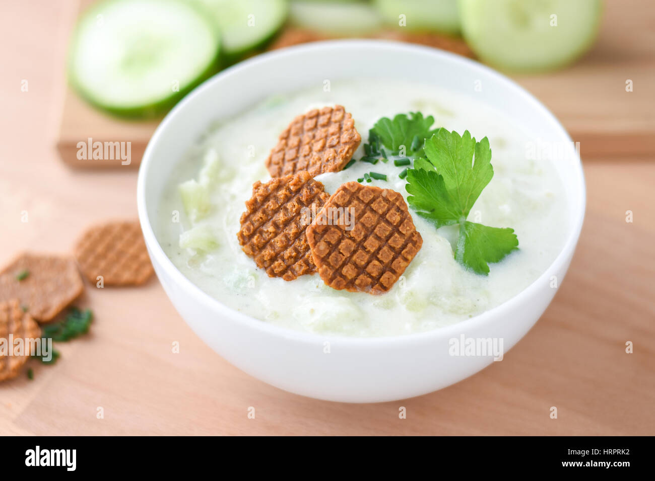 Gurken-Suppe mit Cracker Stockfoto