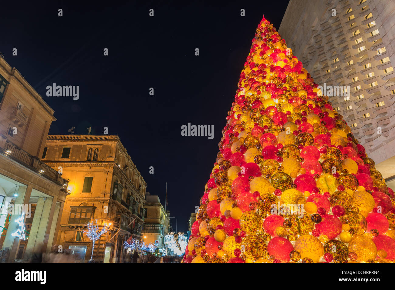 Weihnachtsschmuck im Eingangsbereich von Valletta, Malta Stockfoto