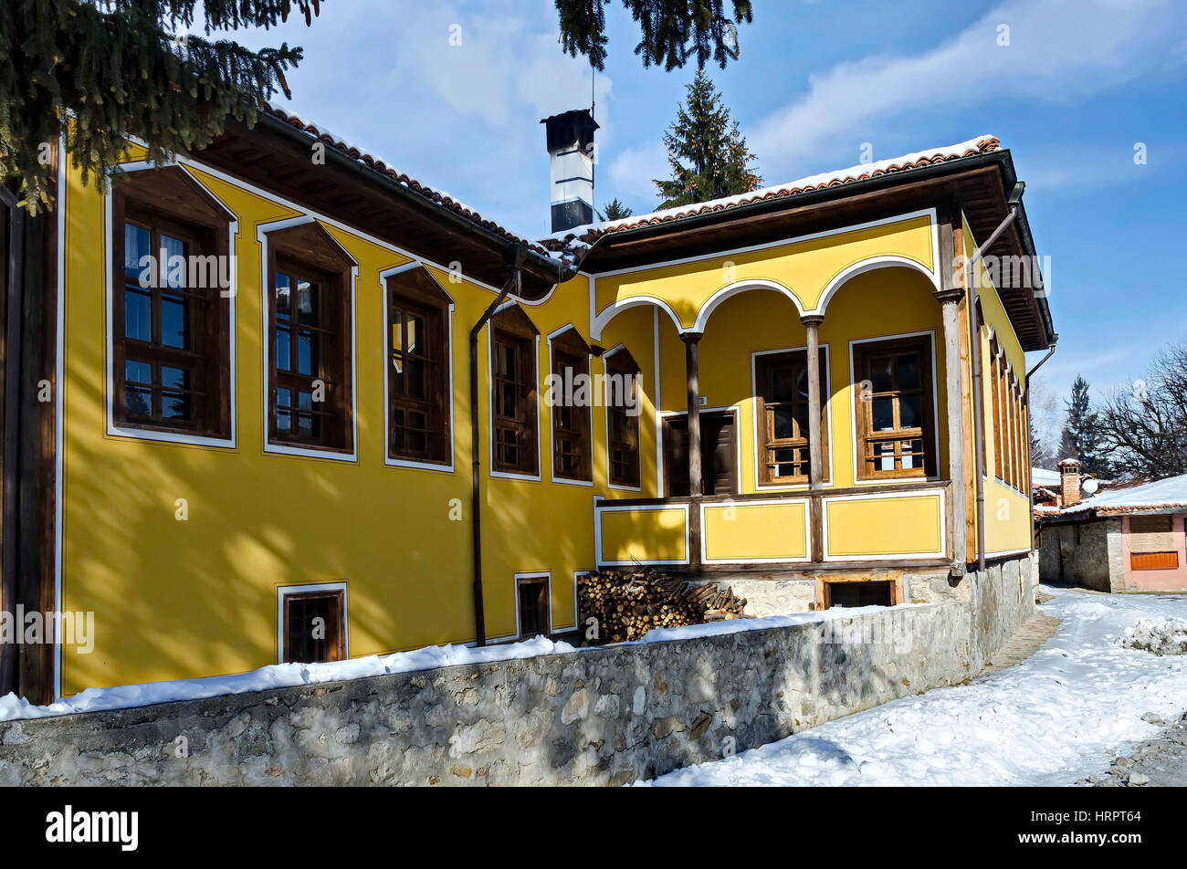 Altes Schulhaus in kleinen Bergstadt Koprivshtitsa, Bulgarien Stockfoto