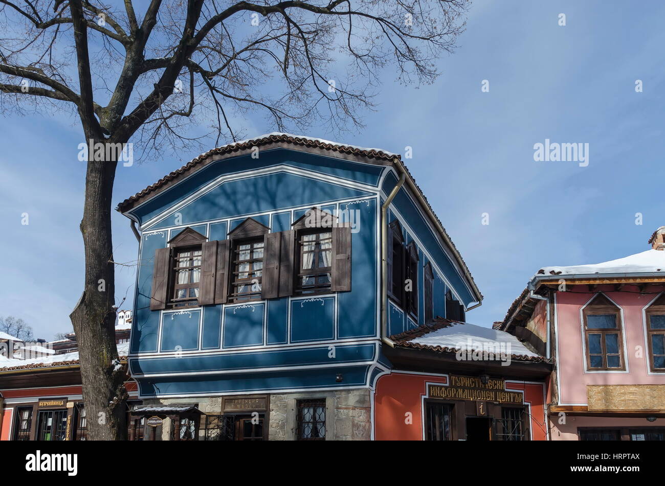 Ein Wohnviertel der authentischen alten und neuen bulgarischen Häuser in der Stadt Koprivshtitsa, Bulgarien Stockfoto