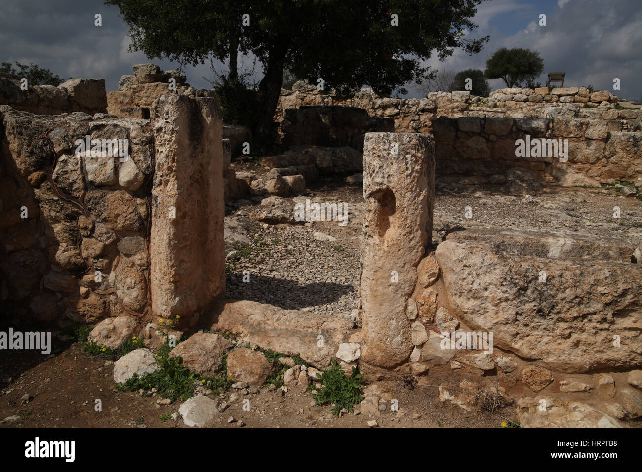 Eingang zu einem Haus in einer jüdischen Siedlung aus der Zeit des zweiten Tempels... In der Spalte auf der rechten Seite ein Loch für eine Mesusa oder Türpfosten. Horvat Etri, Israel. Stockfoto