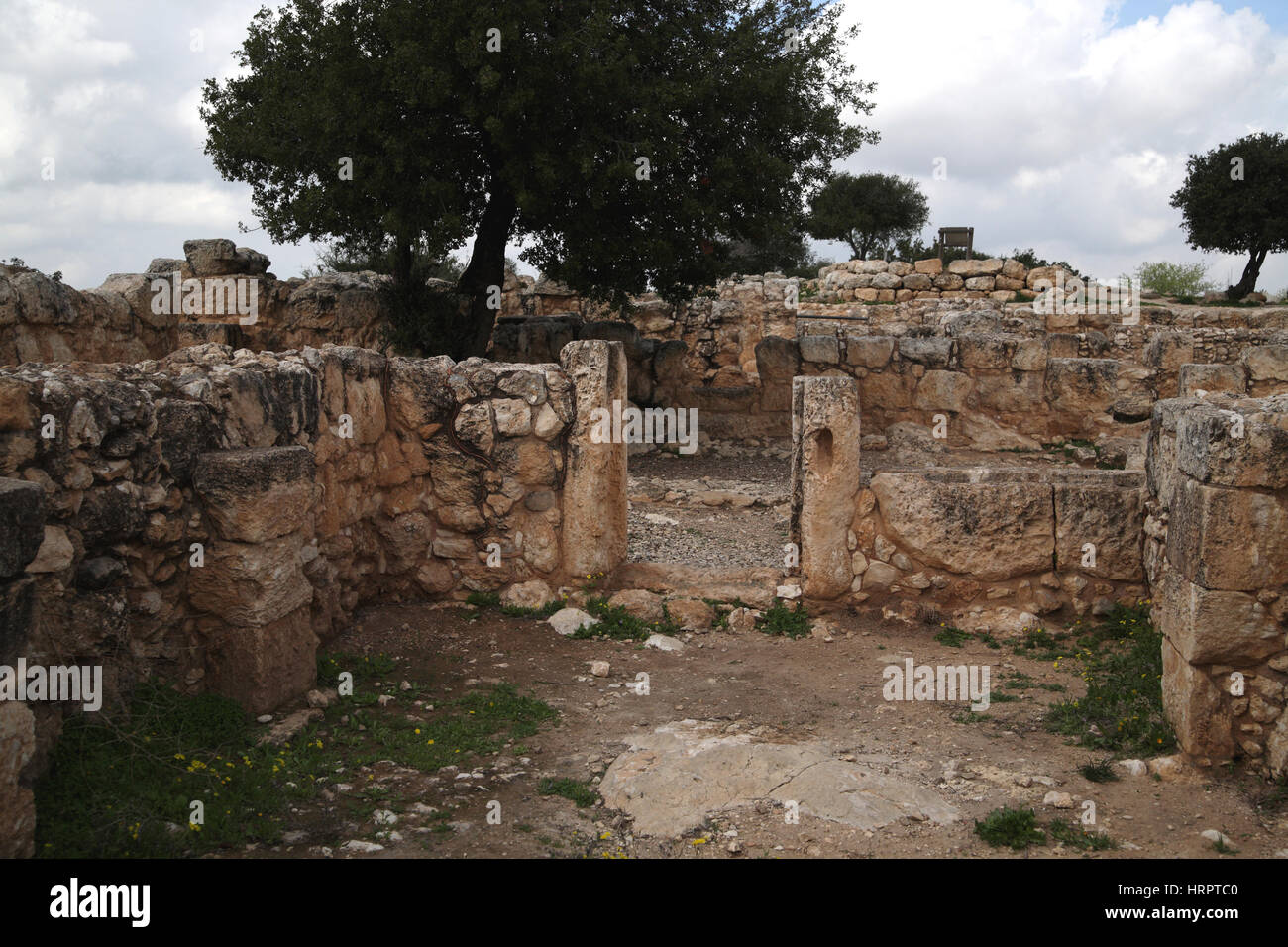 Eingang zu einem Haus in einer jüdischen Siedlung aus der Zeit des zweiten Tempels... In der Spalte auf der rechten Seite ein Loch für eine Mesusa oder Türpfosten. Horvat Etri, Israel. Stockfoto