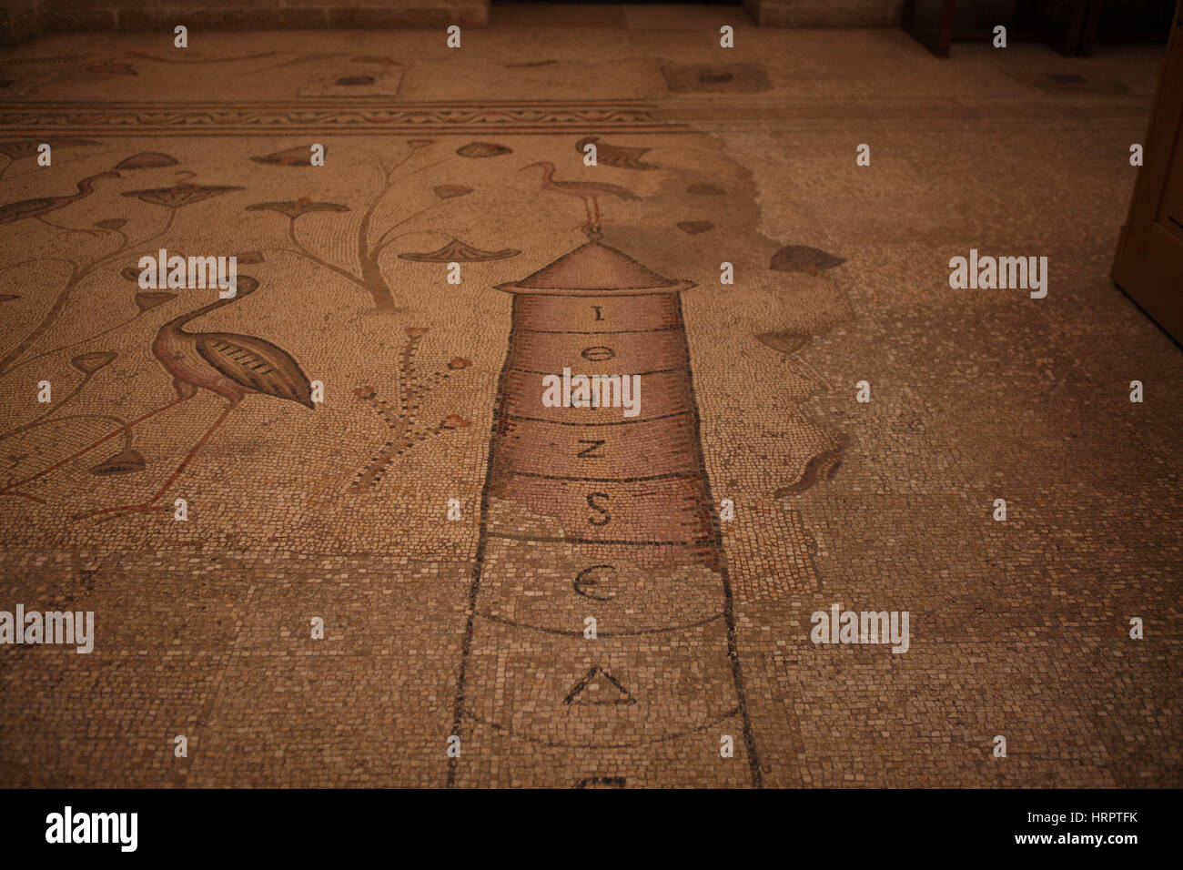 Eine byzantinische Mosaik von ägyptischen Künstlern beeinflusst durch Nil Bereich Kunst Darstellung eines Turms, Pol in den Nil mit griechischen Buchstaben verwendet. Tabgha, Israel. Stockfoto