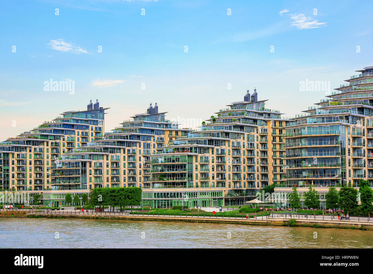 LONDON - 25 AUGUST: Das sind moderne Uferpromenade Wohnhäuser, die vor kurzem in Wandsworth am 25. August 2016 in London entwickelt wurden Stockfoto