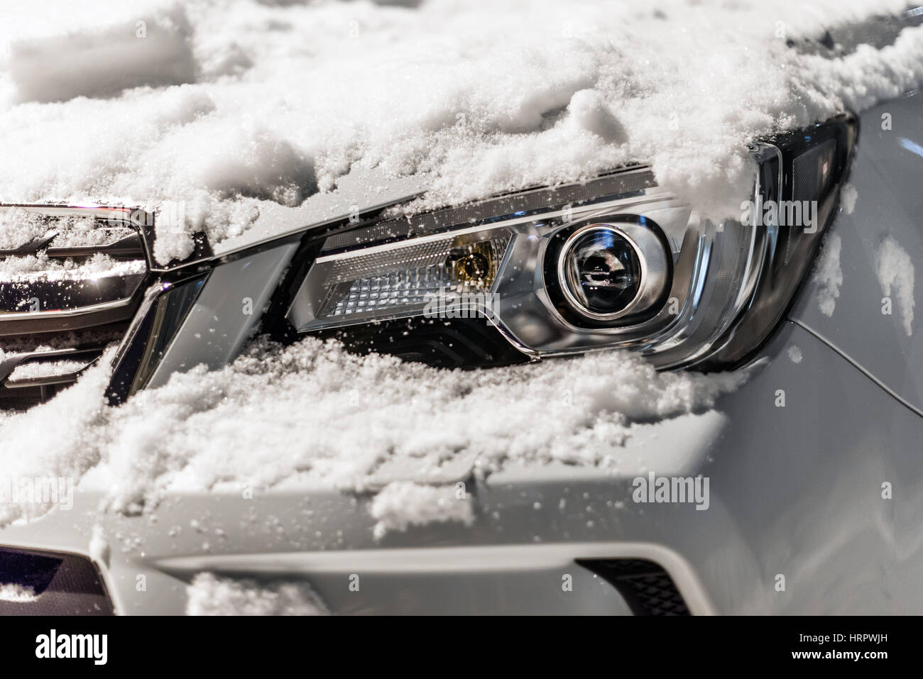 Nahaufnahme von moderner Autoscheinwerfer Stockfoto