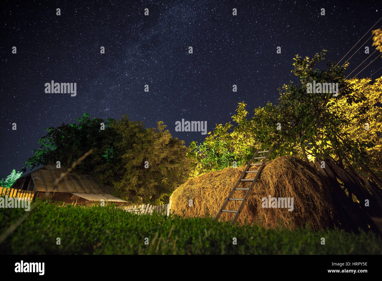 Nacht-Landschaft im Dorf voller Sterne und die Milchstraße sichtbar Stockfoto
