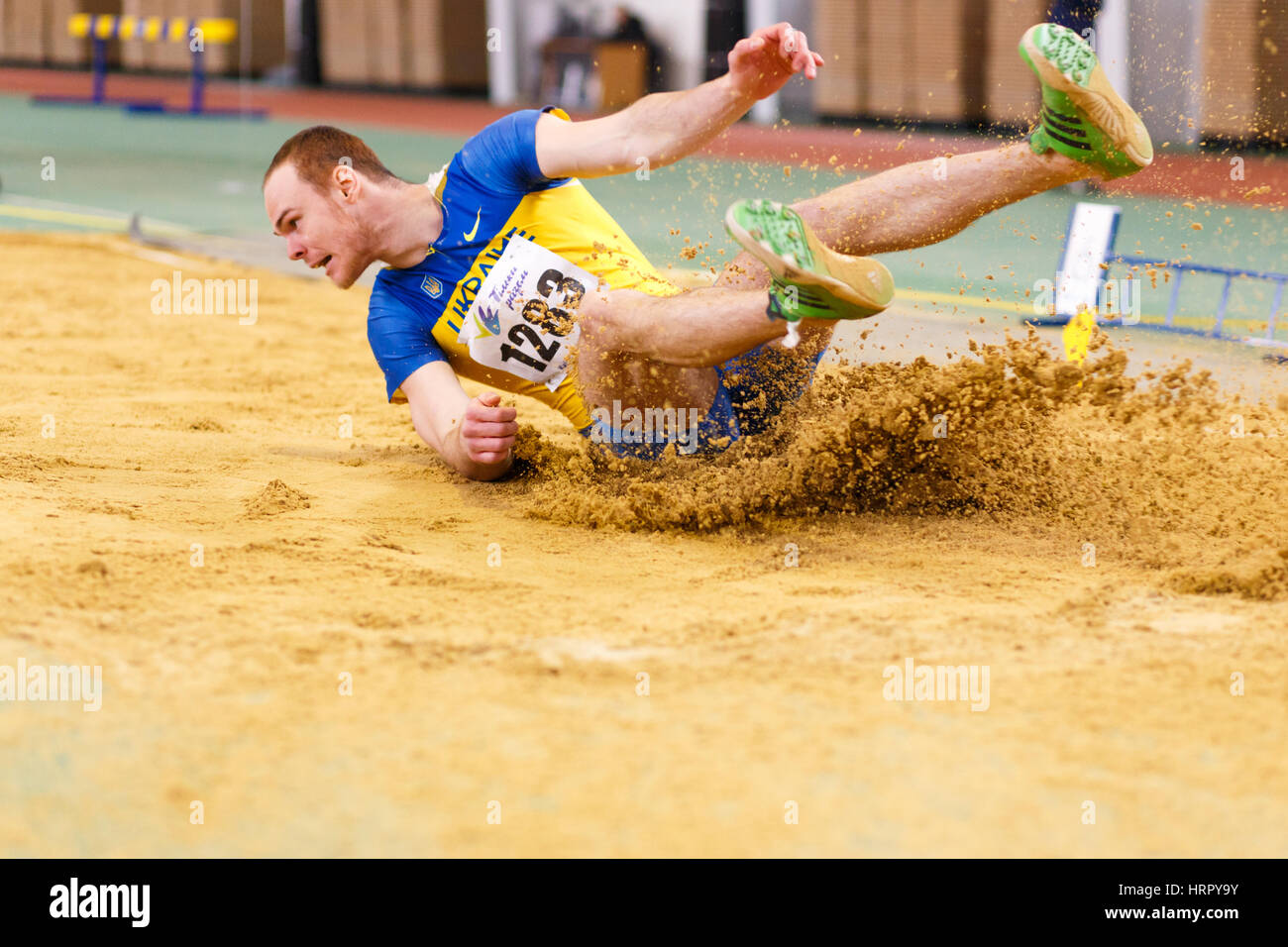 SUMY, UKRAINE - 17. Februar 2017: Serhiy Nykyforov Landung in Sandkasten im Weitsprung Qualifikation auf ukrainischen indoor Leichtathletik-Meisterschaft 2 Stockfoto