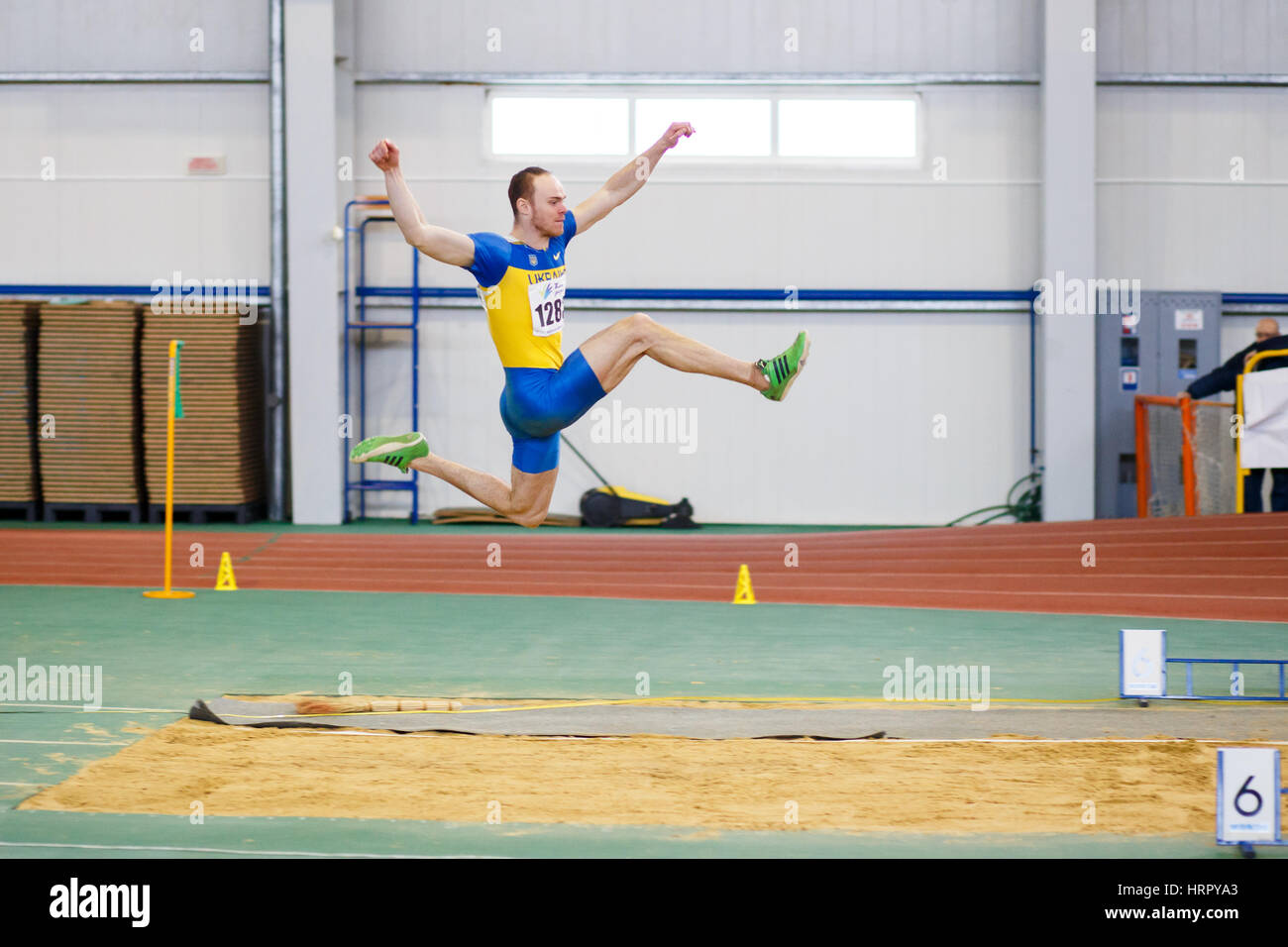 SUMY, UKRAINE - 17. Februar 2017: Serhiy Nykyforov seine Weitsprung in Qualifikation am ukrainischen indoor Leichtathletik WM 2017 durchführen. Stockfoto