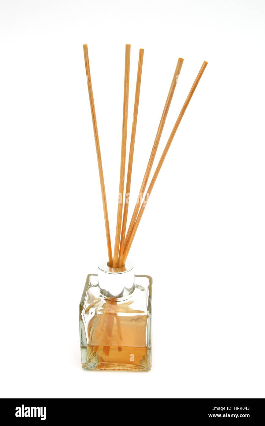 Reed Diffuser, mit Reed steckt in einer Flasche Duftöl auf weißem Hintergrund Stockfoto