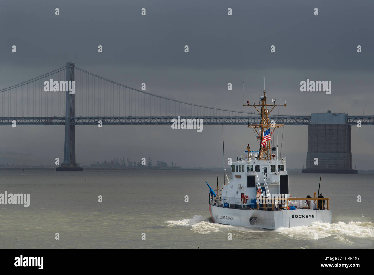 United States US Coast Guard Vessel Sockeye patrouillieren in der San Francisco Bay in Richtung Oakland Bay Bridge Stockfoto