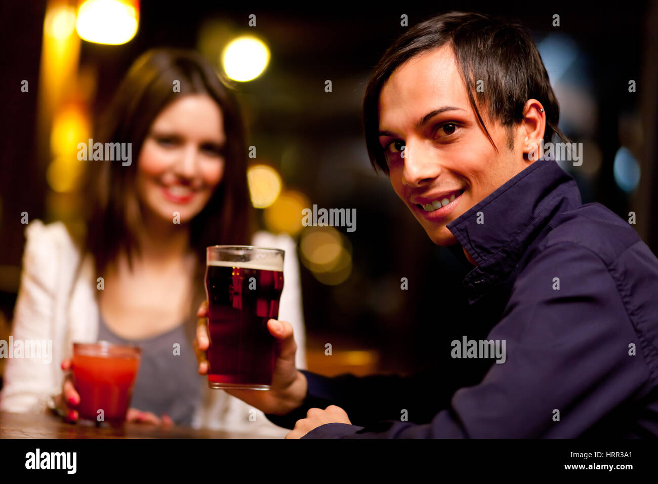 Freunden eine Runde Drinks in einer Kneipe Stockfoto