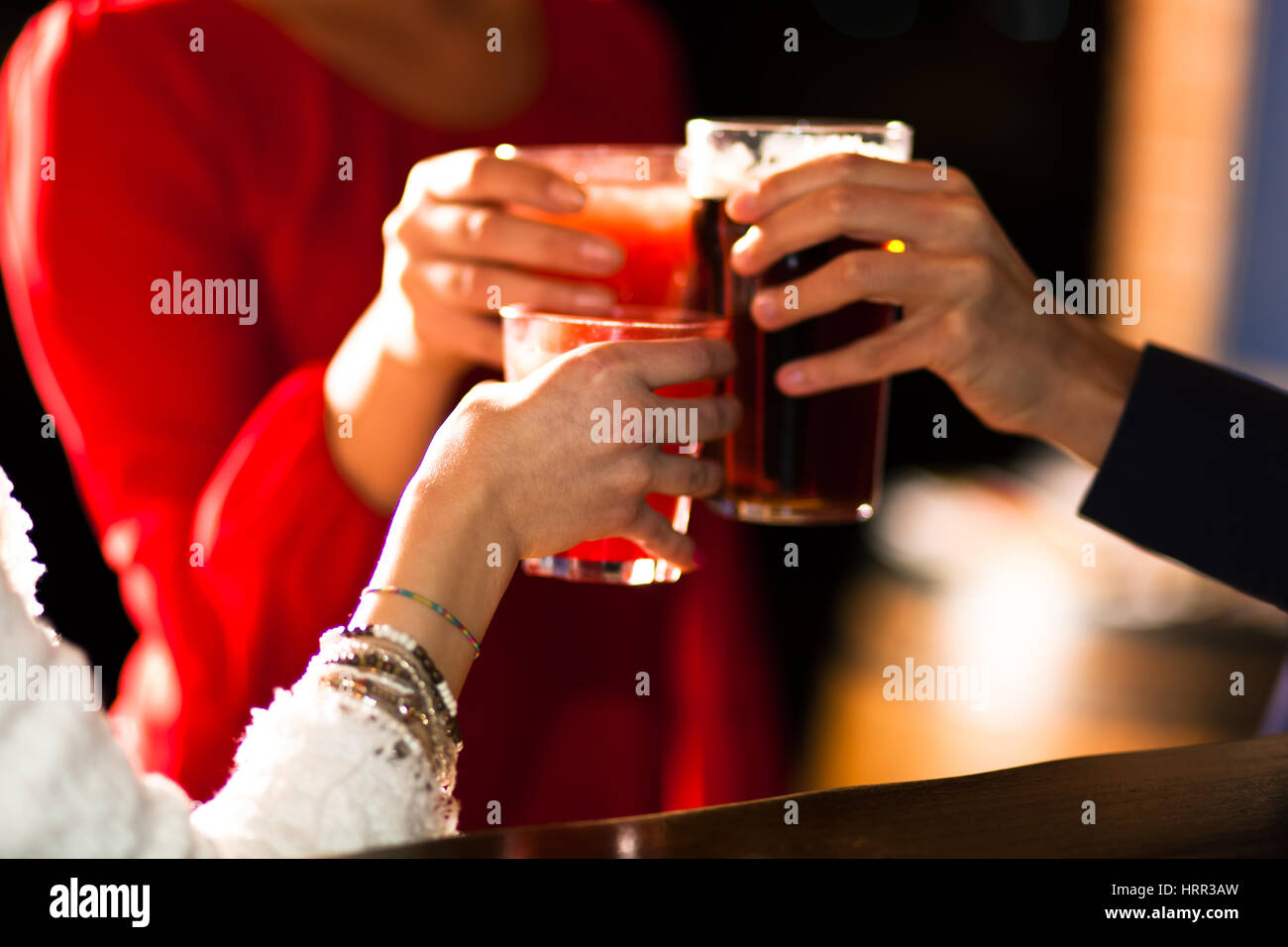 Freunden eine Runde Drinks in einer Kneipe Stockfoto