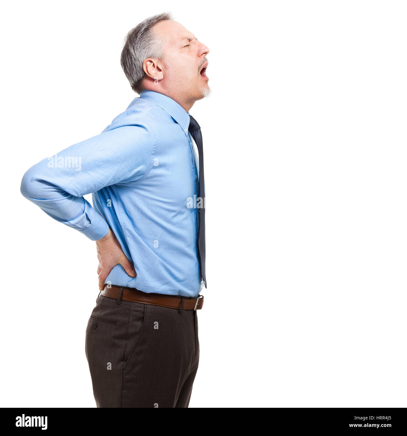 Mann kämpft mit intensiven Rückenschmerzen auf weißem Hintergrund Stockfoto