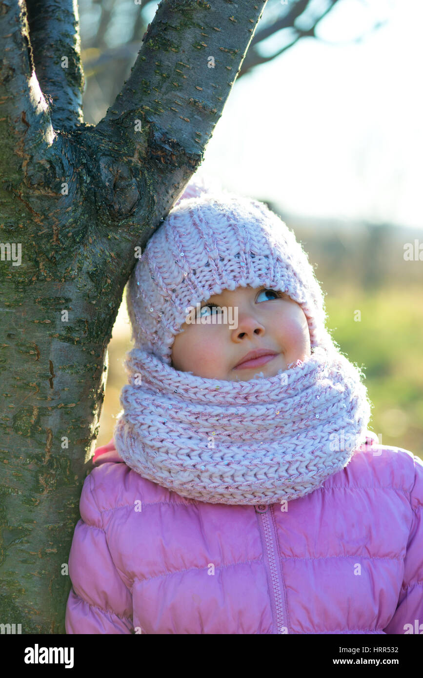 Kleines Mädchen in der Wintersaison mit Hut denken an Weihnachten Stockfoto