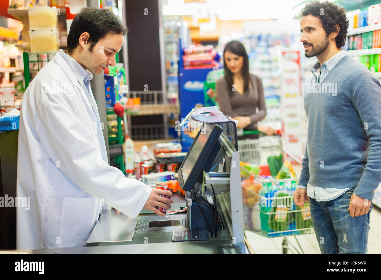 Mann an der Kasse in einem Supermarkt Stockfoto