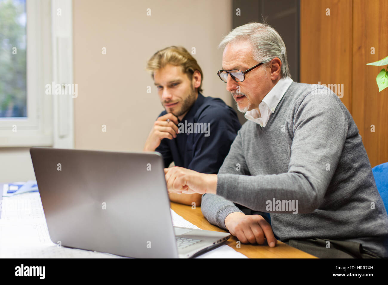 Geschäftsleute, die informellen Kleider tragen bei der Arbeit in ihrem Büro Stockfoto