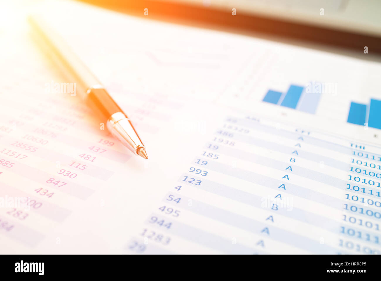 Büro-Szene, Stift auf Geschäftsdokumente Stockfoto