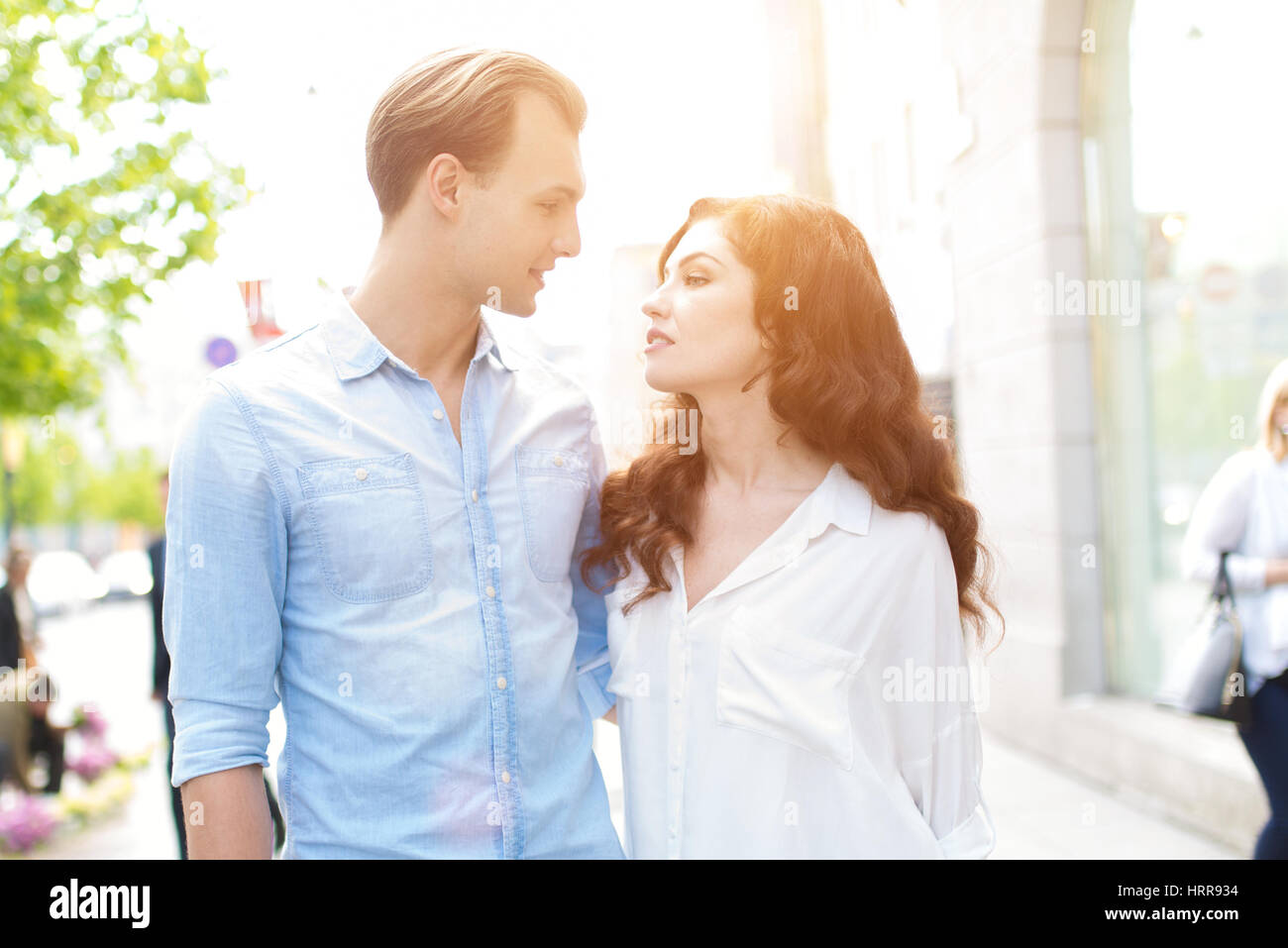 Glückliches Paar zusammen in eine Stadt gehen. Sonne-Flare-Effekt Stockfoto