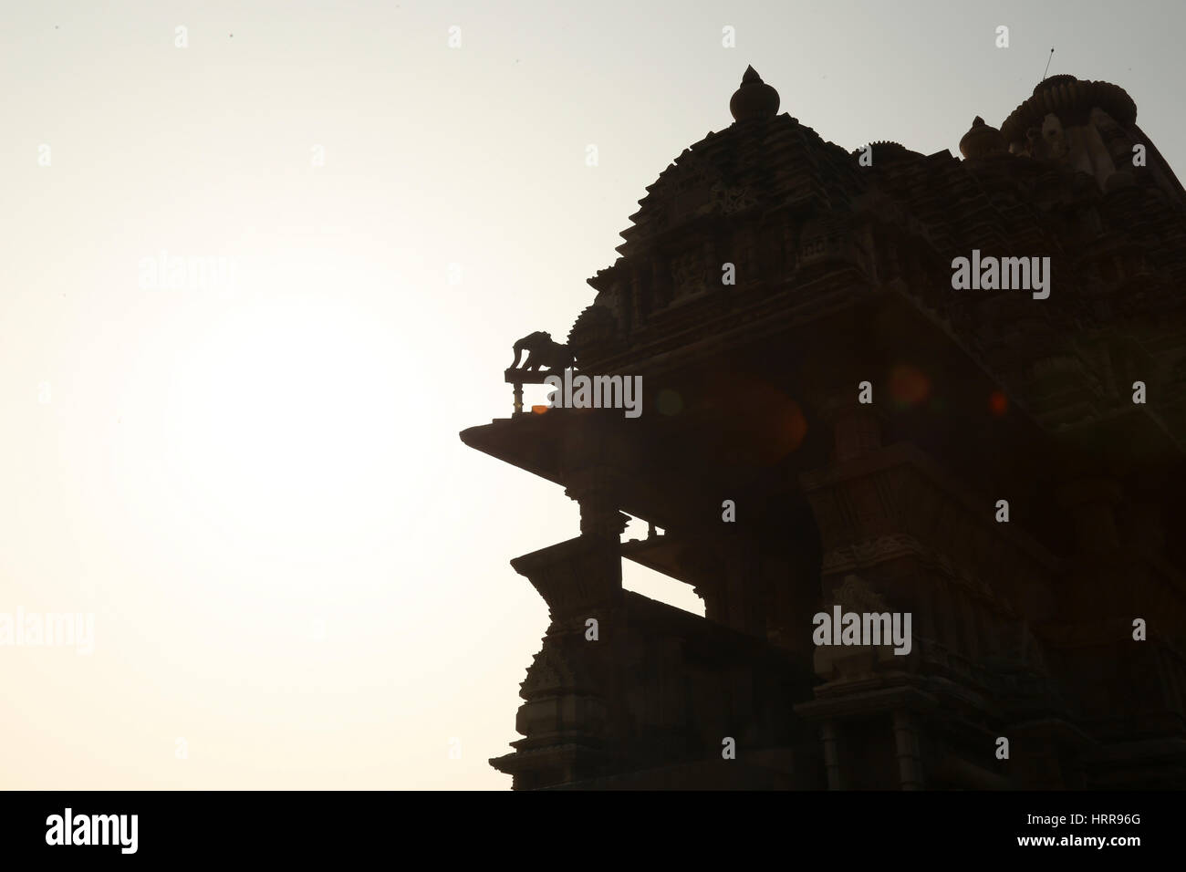 Silhouette der berühmten Hindu-Tempel in der westlichen Gruppe der Chandela Tempel von Khajuraho, Madhya Pradesh, Indien Stockfoto