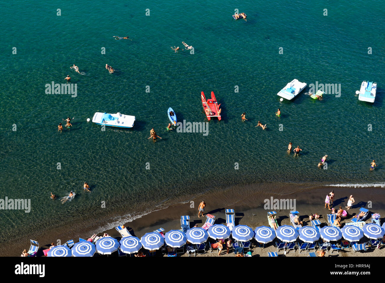 Touristen, Badegäste am Strand mit Sonnenschirmen, Vogelperspektive, Sorrentinische Halbinsel, Sorrent, Amalfiküste, Kampanien, Italien Stockfoto