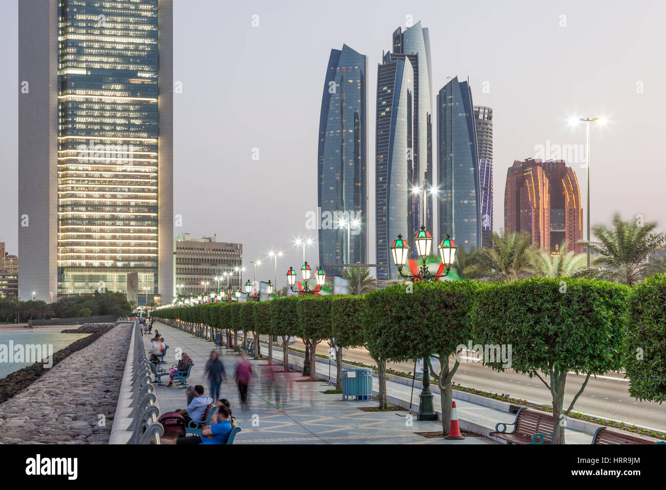 ABU DHABI, Vereinigte Arabische Emirate - 26. November 2016: Menschen flanieren an der Corniche von Abu Dhabi, Vereinigte Arabische Emirate Stockfoto