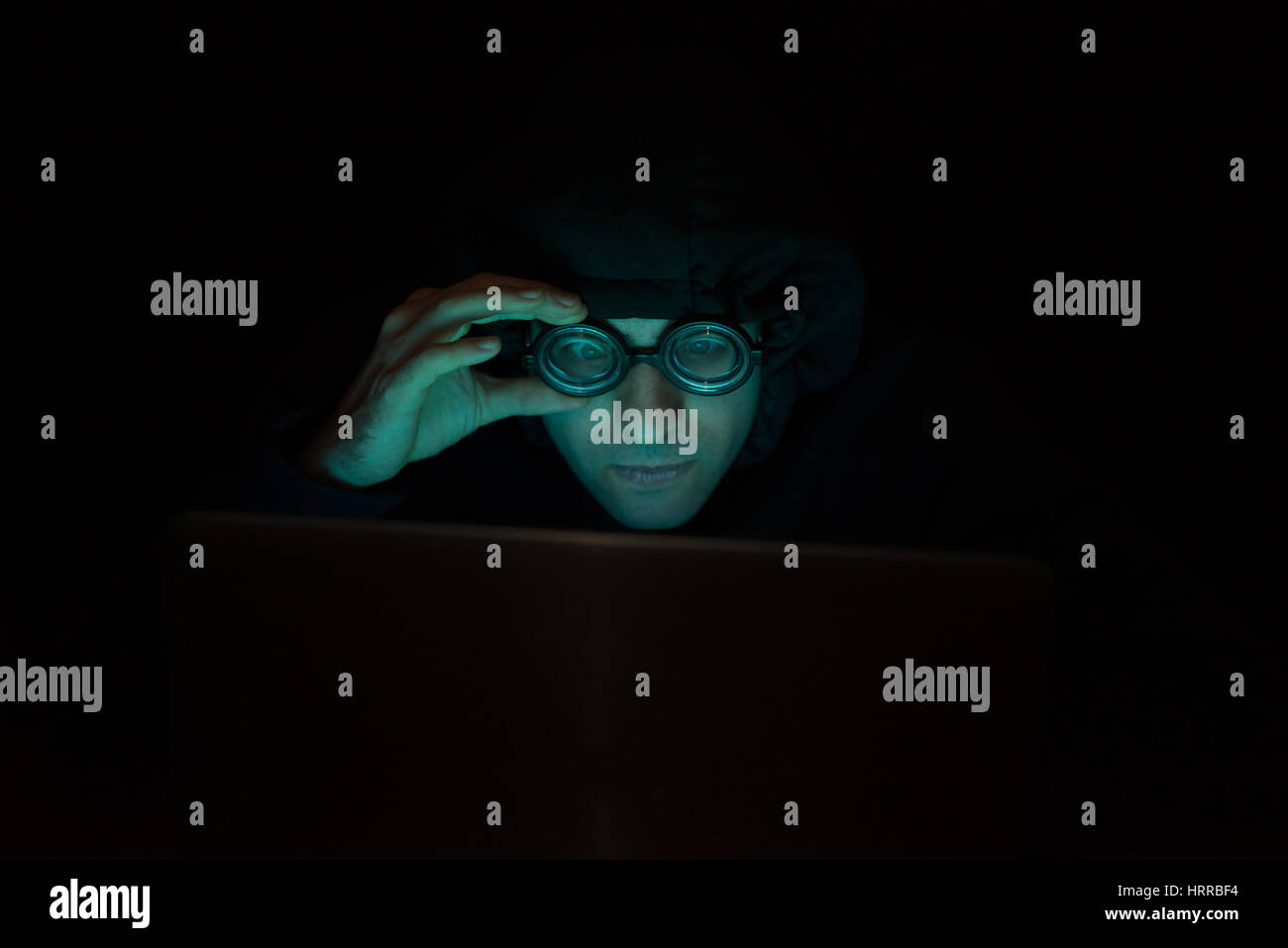 Hacker vor seinem Computer. Dunklen Umgebung, Kontrollleuchte Stockfoto