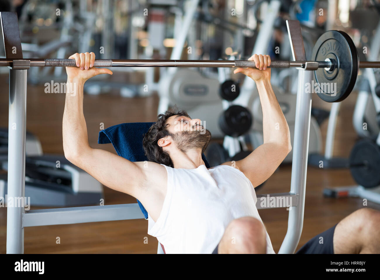 Frau training in einem Fitnessstudio Stockfoto