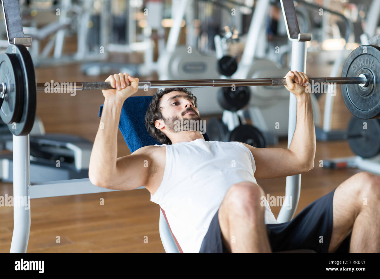 Frau training in einem Fitnessstudio Stockfoto