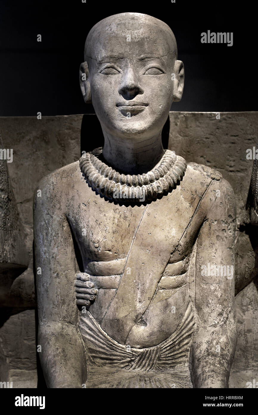 Skulptur des 19. Dynastie, Sakkara, Zeugnis aus der Zeit von Ramses II. (1303-1213). Auf der Vorderseite des Bildes sitzt Ptahmai zwischen seiner Frau Hatschepsut ter Tochter Iniuhaj. Die zentrale Figur ist Ptahmai, kahlköpfigen mit einer Doppel-reihig Kette von Gold-Perle Perlen um den Hals. Die beiden Ketten weisen auf seine militärischen Verdienste, wahrscheinlich während der siegreichen Kriege von Pharao Ramses II. Nach seiner Militärzeit wurde Ptahmai Wab-Priester der die Ptah mit rasierten Kopf nach der Reinheit des Priestertums dargestellt. Stockfoto
