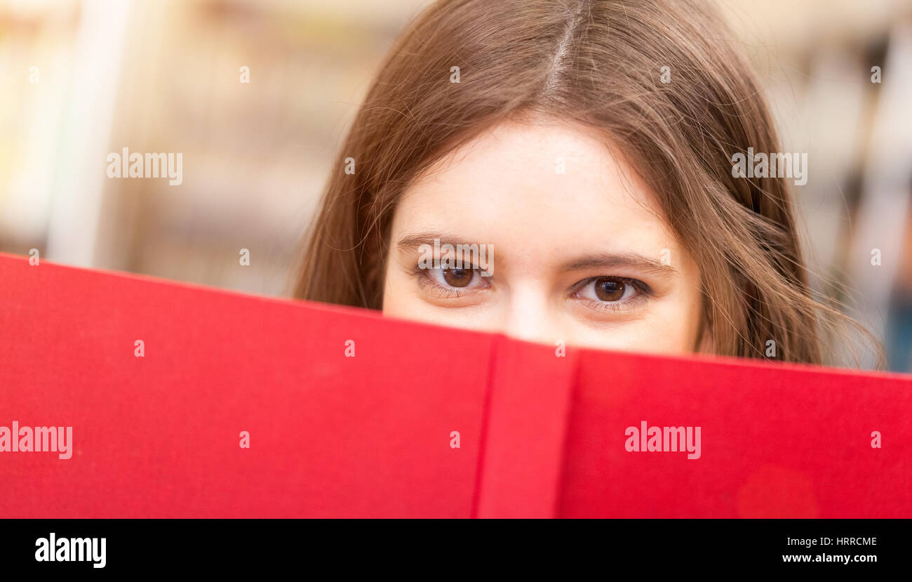 Student auf der Suche von hinten ein Buch Stockfoto