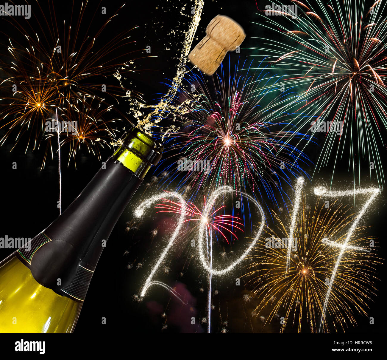 Flasche Champagner und Feuerwerk, Neujahr 2017 Konzept Stockfoto