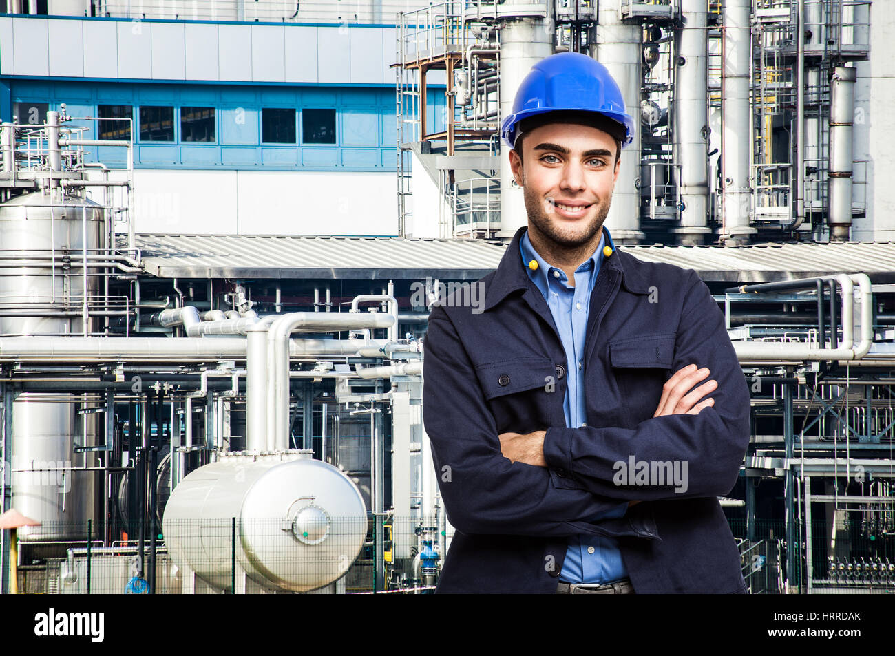 Lächelnde Arbeiter vor einer Fabrik Stockfoto