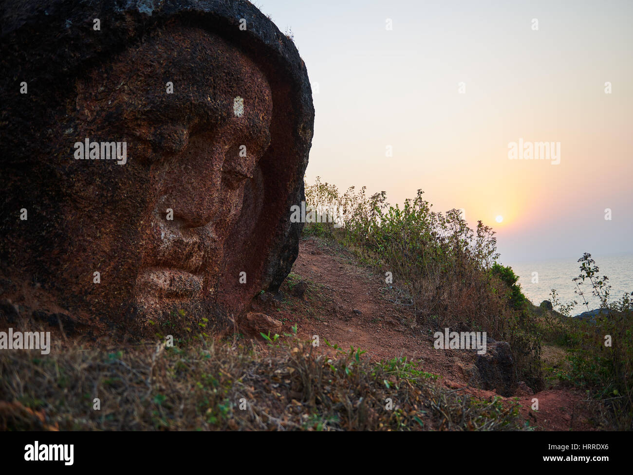 Stein Buddha-Kopf auf dem Berg in der Nähe von Gokarna, Karnataka, Indien Stockfoto