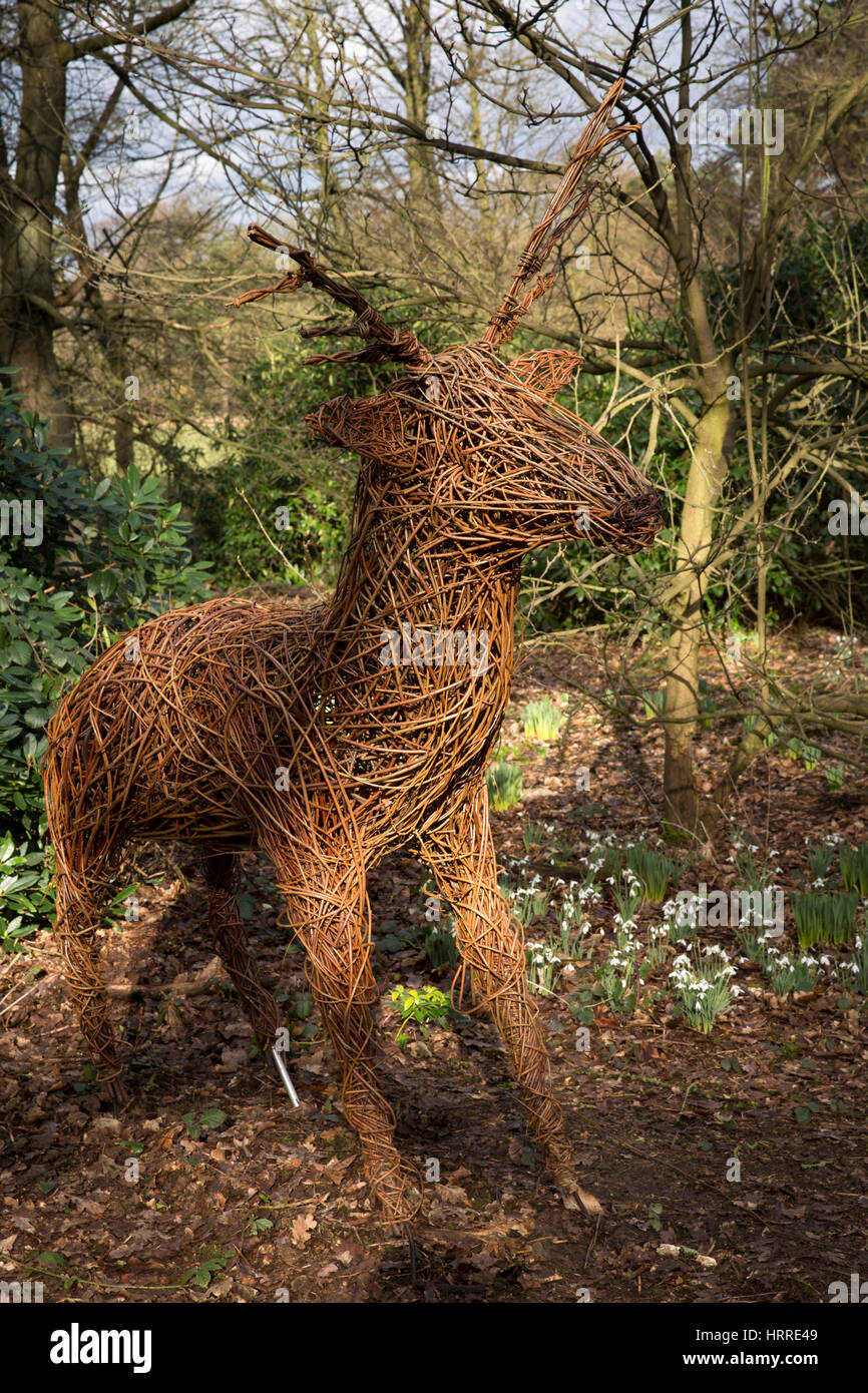 Großbritannien, England, Cheshire, Gelehrter grün, Rode Hall, Gärten, Altholz, Hirsch Weide Skulptur unter Schneeglöckchen Stockfoto