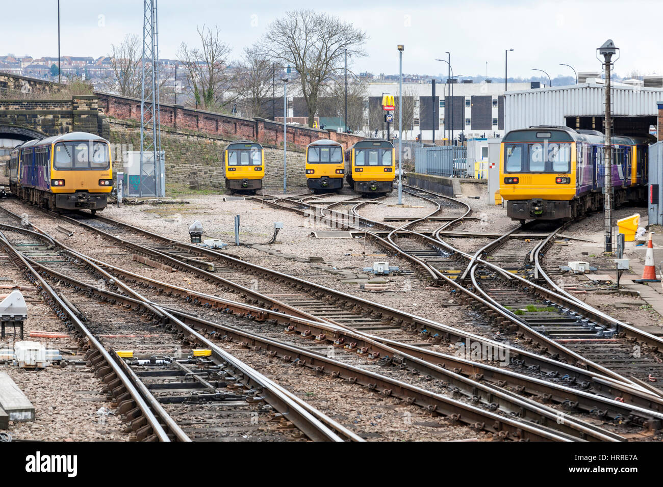 Fünf Northern Rail Diesel Multiple Unit (DMU) Züge und Gleise in Sheffield, England, Großbritannien Stockfoto