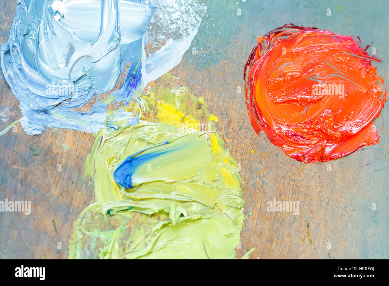 Nahaufnahme von Ölfarben auf Palette des Künstlers gemischt Stockfoto